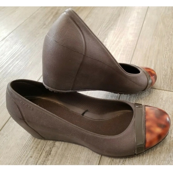 🆕Crocs | Brown Tortoise Cap Toe Slip On Wedge Heels Size 7 Womens Comfort Shoes - Picture 2 of 12